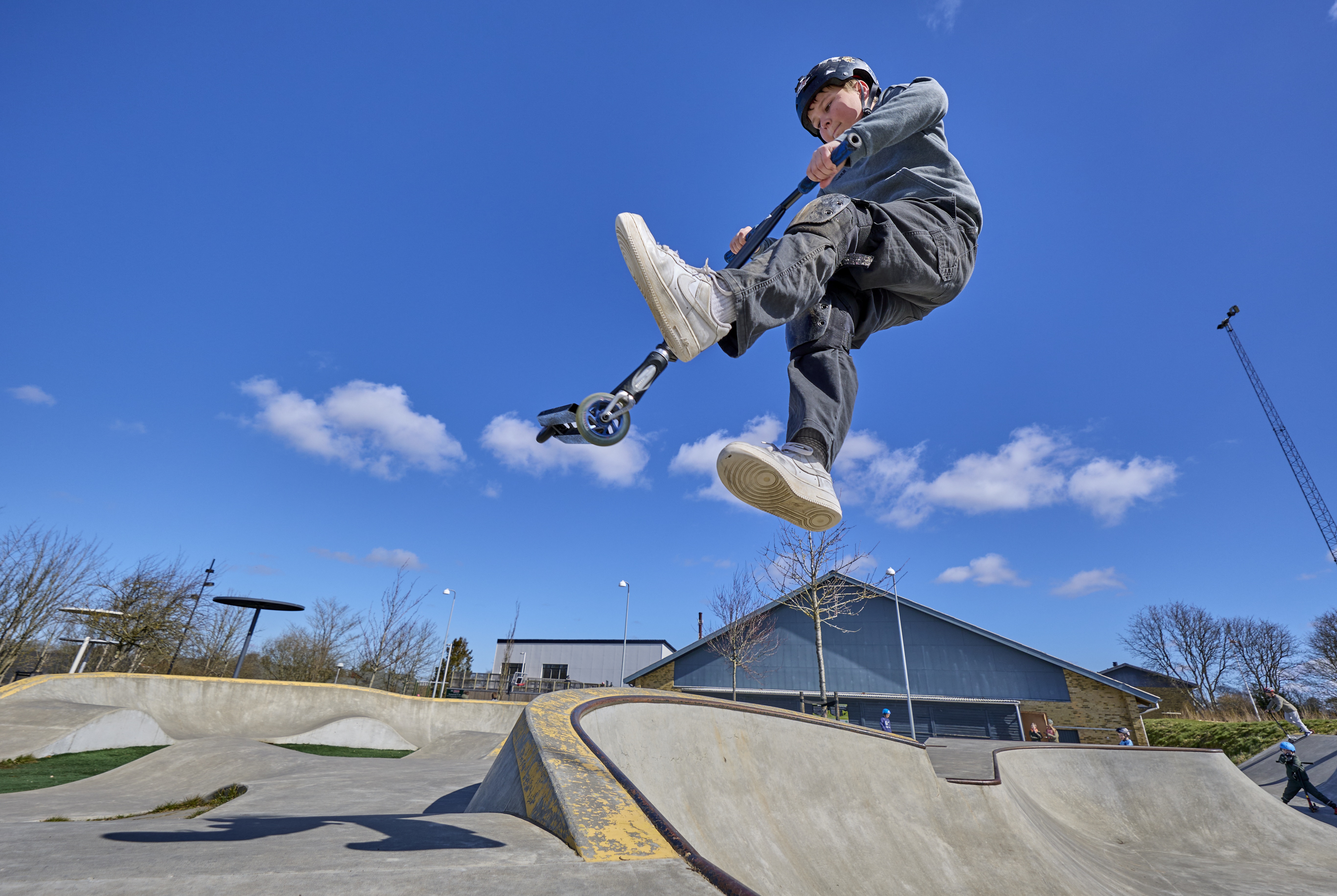 Dreng på løbehjul i skaterpark