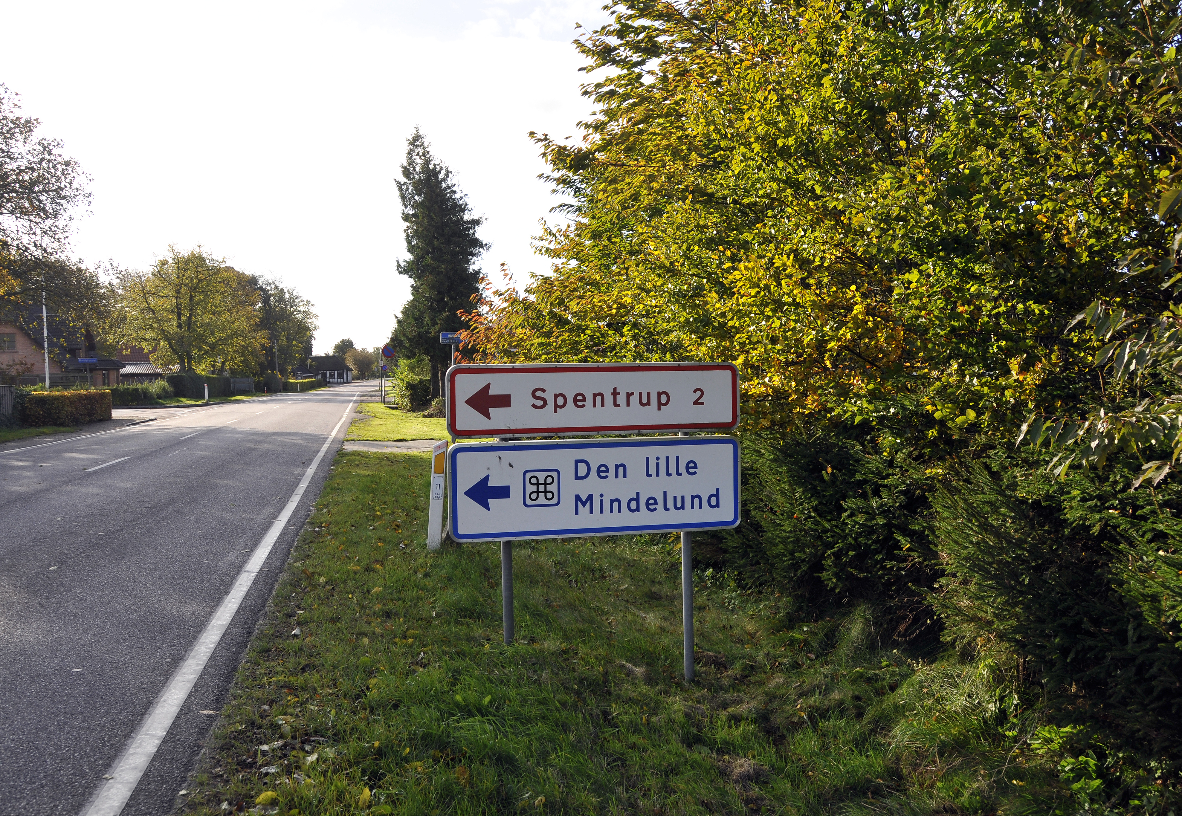 Skilt til Spentrup og Den lille Mindelund